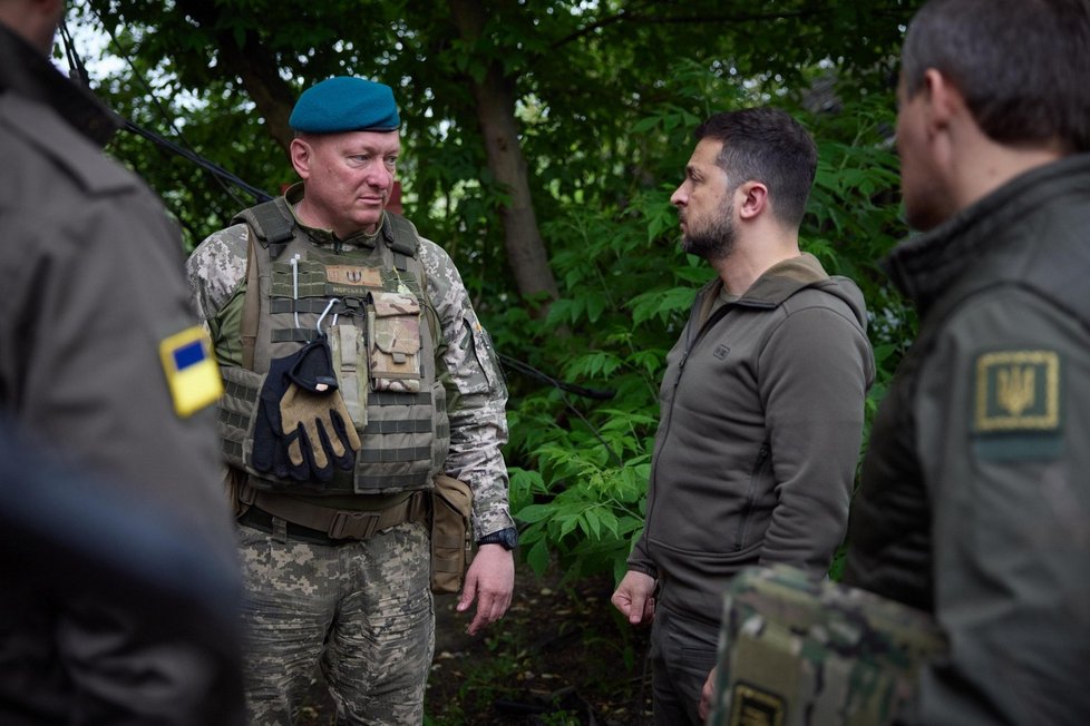 Ukrajinský prezident Zelenskyj navštívil vojáky na frontě, gratuloval ke svátku námořní pěchoty (23.5.2023).