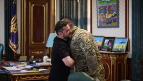 Prezident Zelenskyj děkuje šéfovi SBU Maljukovi za úspěch Operace Pavučina (1. 6. 2025).