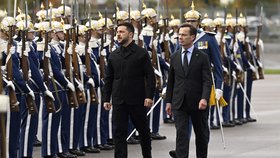 Ukrajinský prezident Volodymyr Zelenskyj na návštěvě Švédska. Po jeho boku stojí švédský premiér Ulf Kristersson.