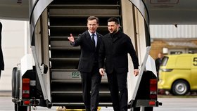 Ukrajinský prezident Volodymyr Zelenskyj na návštěvě Švédska. Po jeho boku stojí švédský premiér Ulf Kristersson.