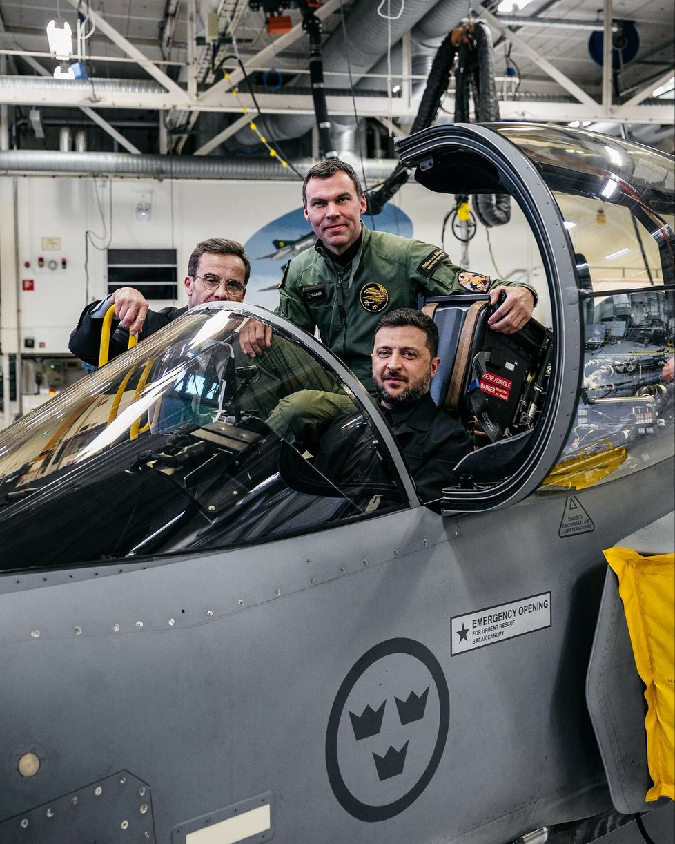 Ukrajinský prezident se švédským premiérem Ulfem Kristerssonem v gripenu. (22.10.2025)