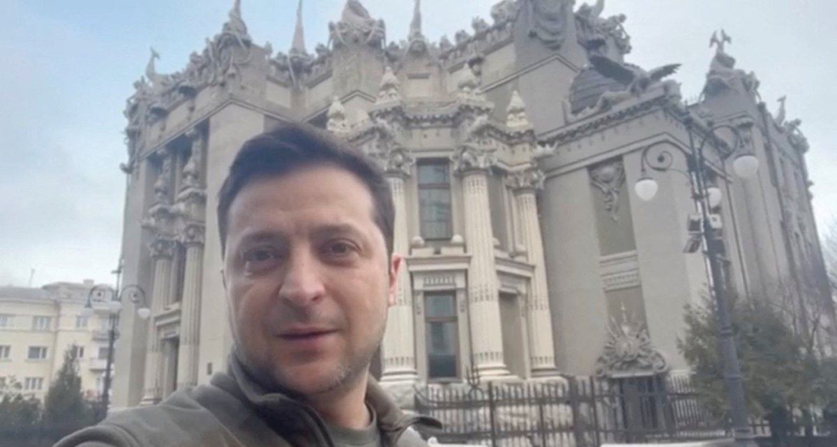 Ukrajinský prezident Volodymyr Zelenskyj ve videu vyvrací tvrzení, že uprchl ze země