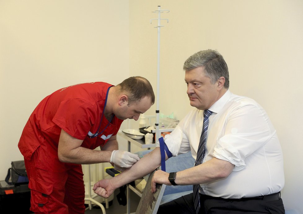 Po výzvě Zelenského putoval k doktorům na odebrání krevního vozrku i prezident Petro Porošenko