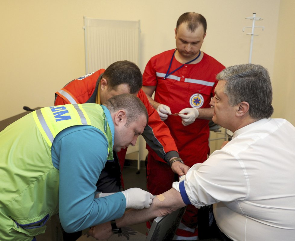 Po výzvě Zelenského putoval k doktorům na odebrání krevního vzorku i prezident Petro Porošenko