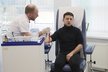 Volodymyr Zelenskyj coby prezidentský kandidát na Ukrajině podstoupil odebrání krevního vzorku. Testovala se přítomnost drog