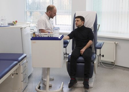 Volodymyr Zelenskyj coby prezidentský kandidát na Ukrajině podstoupil odebrání krevního vzorku. Testovala se přítomnost drog