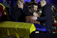 Zdrcený Zelenskyj s manželkou se loučili s ministrem vnitra a dalšími oběťmi pádu vrtulníku