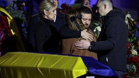 Volodymyr Zelenskyj a Olena Zelenská se zúčastnili pohřbu pracovníků ministerstva vnitra, kteří zahynuli při havárii letadla