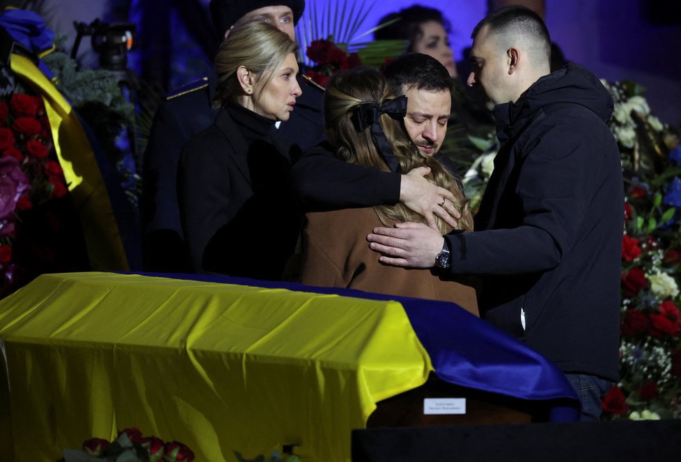 Volodymyr Zelenskyj a Olena Zelenská se zúčastnili pohřbu pracovníků ministerstva vnitra, kteří zahynuli při havárii letadla.