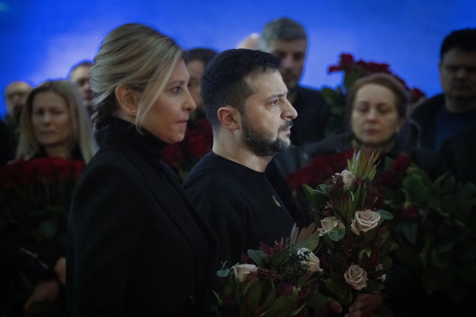 Volodymyr Zelenskyj a Olena Zelenská se zúčastnili pohřbu pracovníků ministerstva vnitra, kteří zahynuli při havárii letadla.