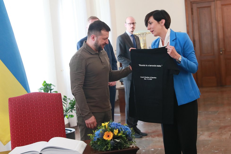 Prezident Zelenskyj dostal od Markéty Pekarové Adamové (TOP 09) darem tričko s nápisem &#34;Rusko je teroristický stát&#34; (7. 7. 2023)