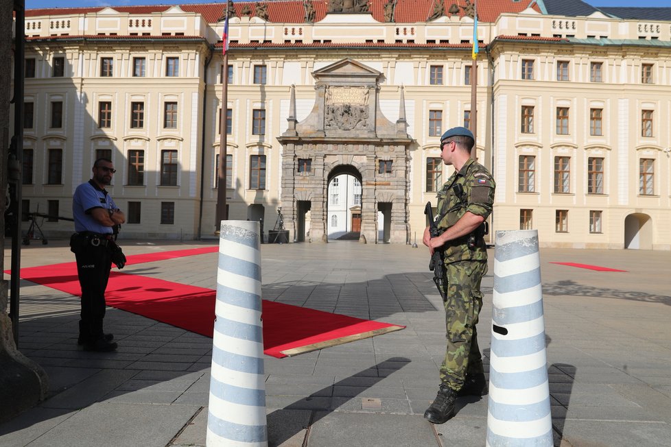 Hrad čeká na příjezd ukrajinského prezidenta Volodymyra Zelenského (6. 7. 2023).
