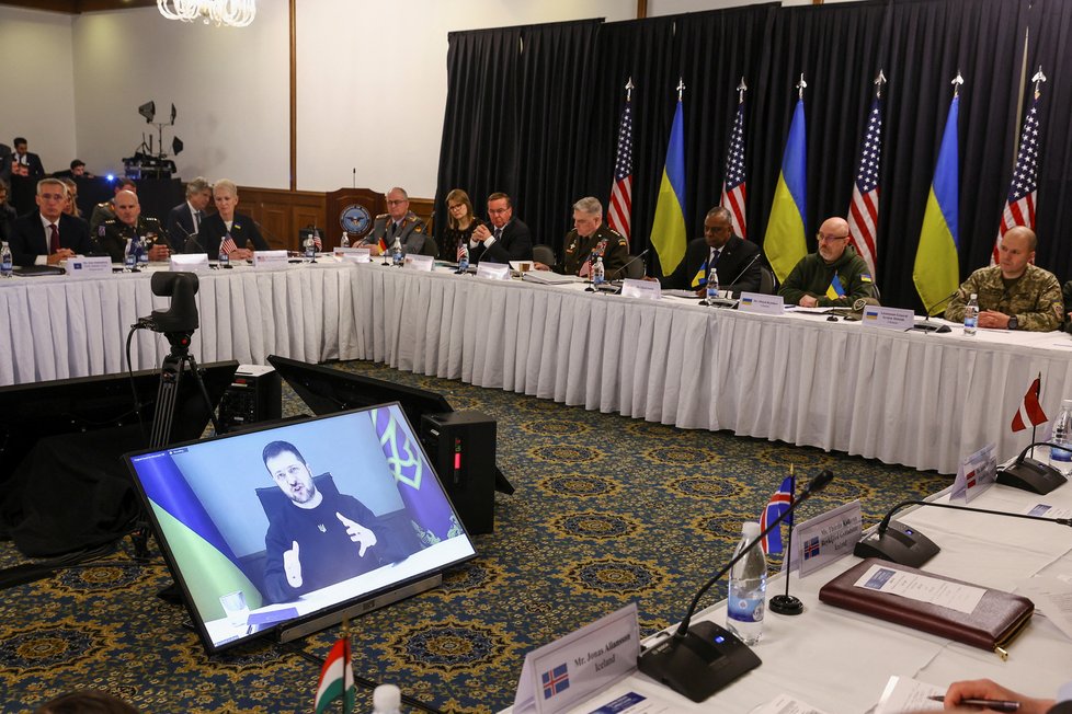 Jednání na americké letecké základně Ramstein v Německu. Prostřednictvím videohovoru se ho zúčastnil také ukrajinský prezident Volodymyr Zelenskyj. (20. 1. 2022)