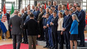 Summit v Bruselu: Ukrajinský prezident Volodymyr Zelenskyj přichází na family foto.