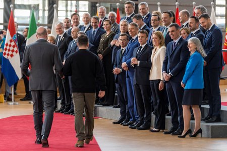 Summit v Bruselu: Ukrajinský prezident Volodymyr Zelenskyj přichází na family foto.