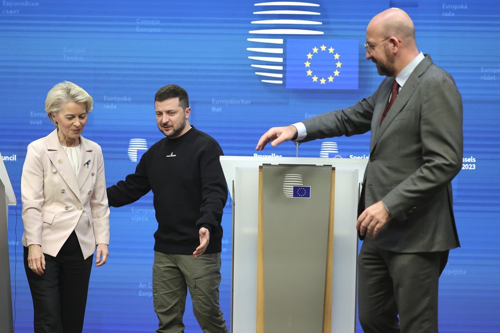 Summit v Bruselu: Ursula von der Leyenová, Volodymyr Zelenskyj a Charles Michel (9. 2. 2023)