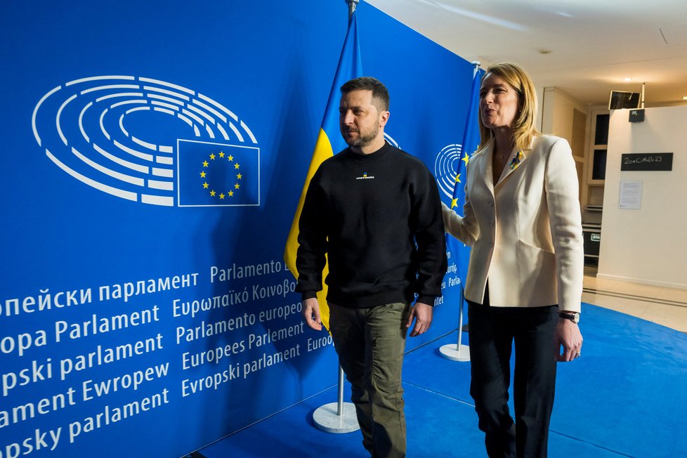 Summit v Bruselu: Ukrajinský prezident Volodymyr Zelenskyj a Roberta Metsola na tiskové konferenci. (9.2.2023)