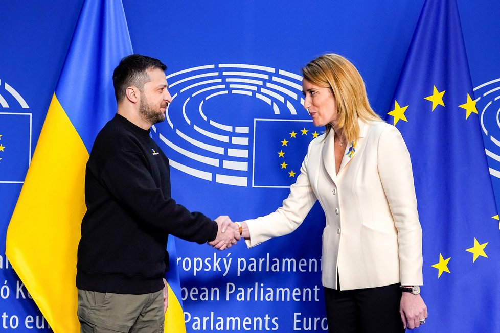 Summit v Bruselu: Ukrajinský prezident Volodymyr Zelenskyj a Roberta Metsola na tiskové konferenci. (9.2.2023)