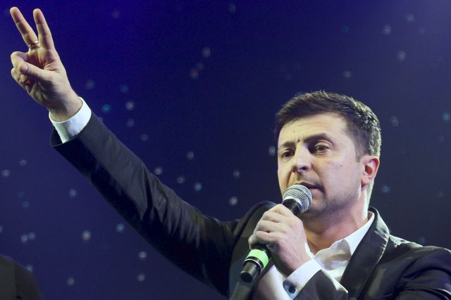 Volodymyr Zelenskyj ovládl první kolo prezidentských voleb na Ukrajině