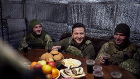Zelenskyj v krytu s ukrajinskými vojáky