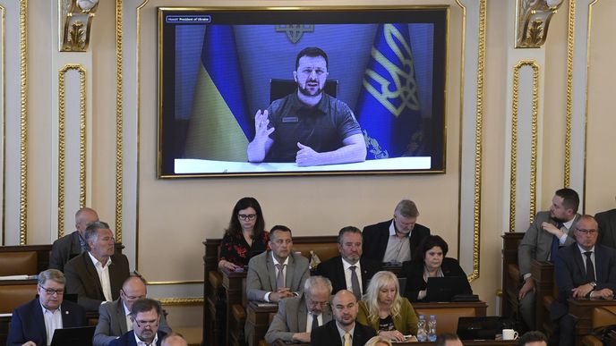 Ukrajinský prezident Volodymyr Zelenskyj prostřednictvím videopřenosu promluvil k českému parlamentu