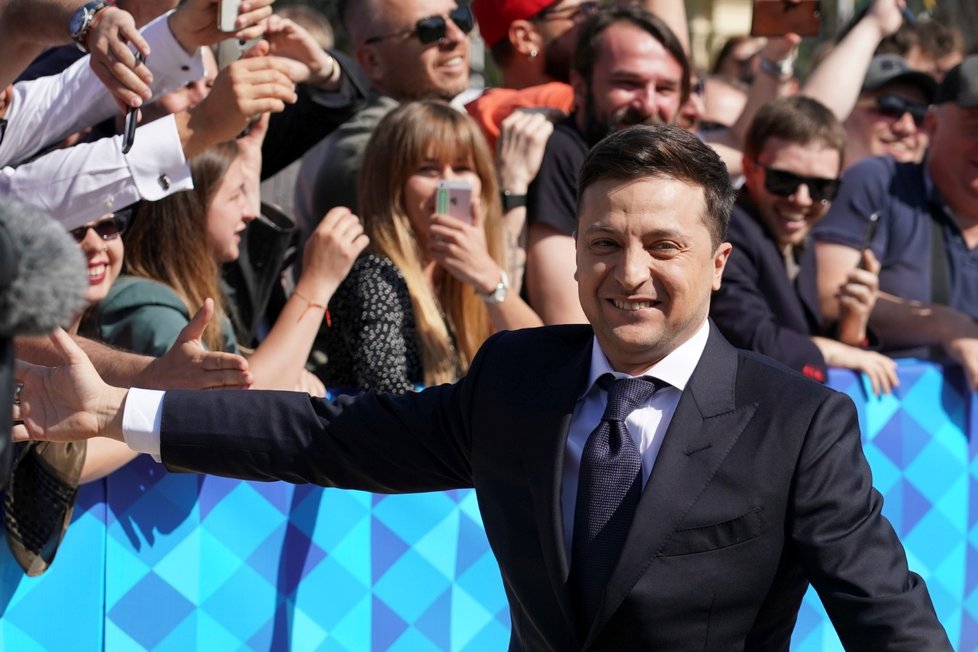 Volodymyr Zelenskyj se před inaugurací do funkce zdravil s příznivci