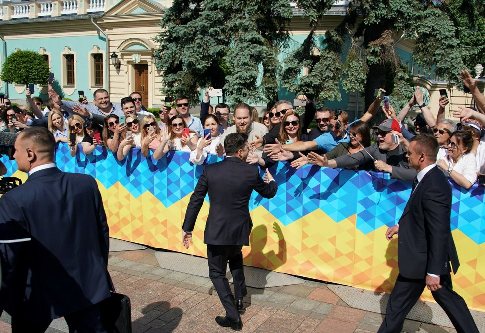 Volodymyr Zelenskyj se před inaugurací do funkce zdravil s příznivci