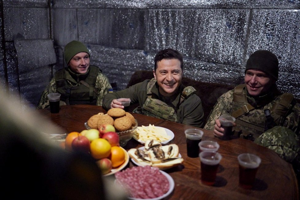 Zelenskyj v krytu s ukrajinskými vojáky