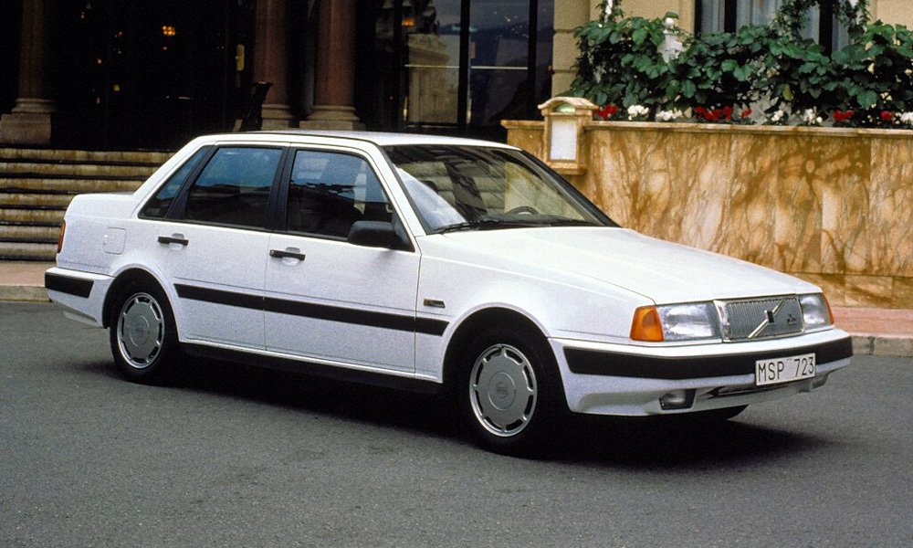 Čtyřdveřový sedan Volvo 460 se stupňovitou zvýšenou zádí se začal vyrábět v roce 1989. 