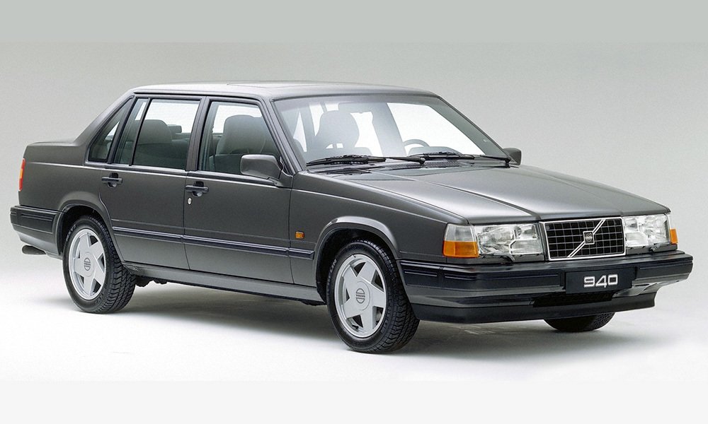 Design modelů Volvo 440 a 460 se podobal větším vozům řady 900, zvláště zvýšenou zádí.