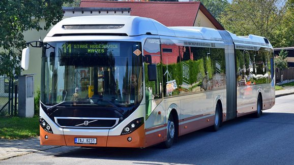 České Budějovice testují velkokapacitní hybridní autobus 