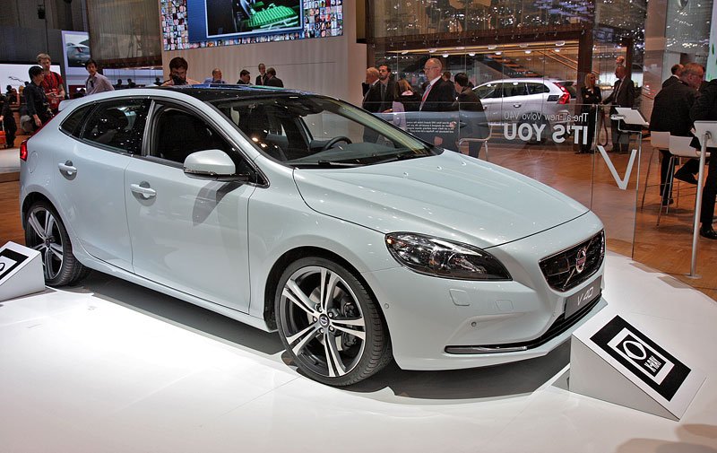 Ženeva živě: Volvo V40