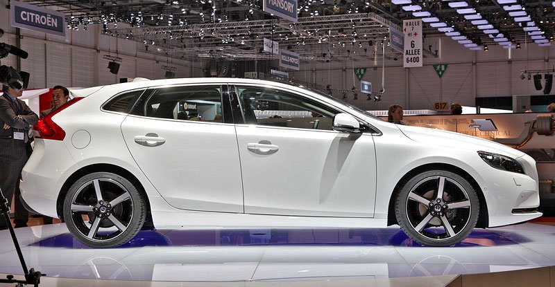 Ženeva živě: Volvo V40