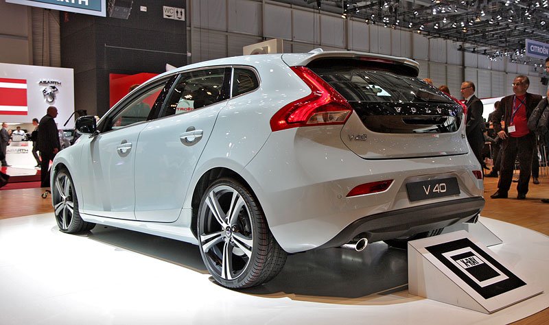 Ženeva živě: Volvo V40