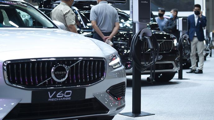Automobilka Volvo vystavuje na letošním mezinárodním autosalonu v Bangkoku nový model V60 s hybridním pohonem.
