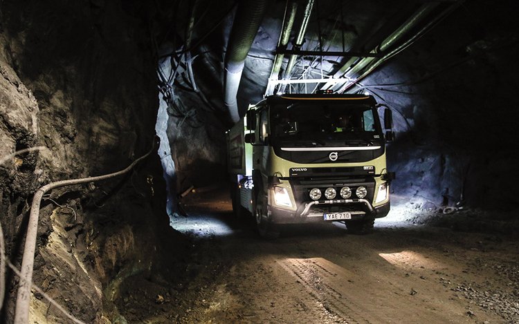 Samořídicí náklaďáky Volvo: Popelář a důlní transportér