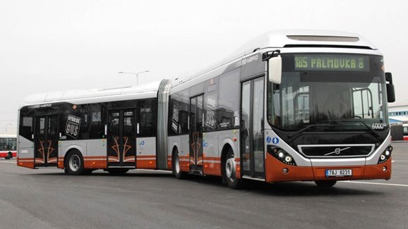 Praha otestuje hybridní autobus Volvo 7900 LAH