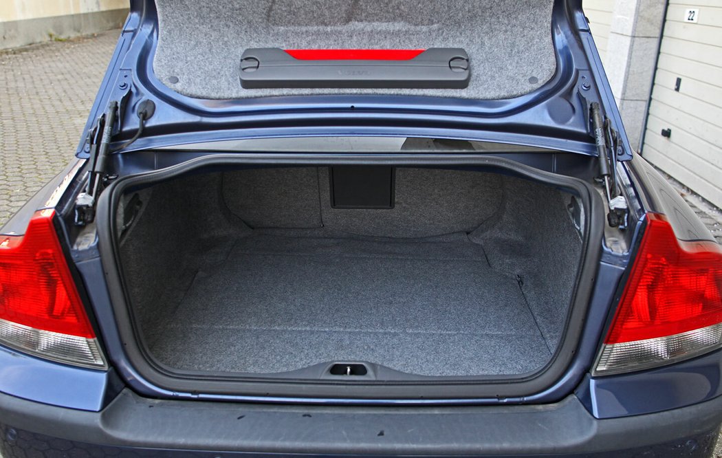Karoserie typu sedan není zrovna praktická. Samotný kufr je sice s 400 litry relativně velký, využitelnost však omezuje úzký vstupní otvor. Zadní sedačky jsou sklopné, vzniklý otvor ale také malý.