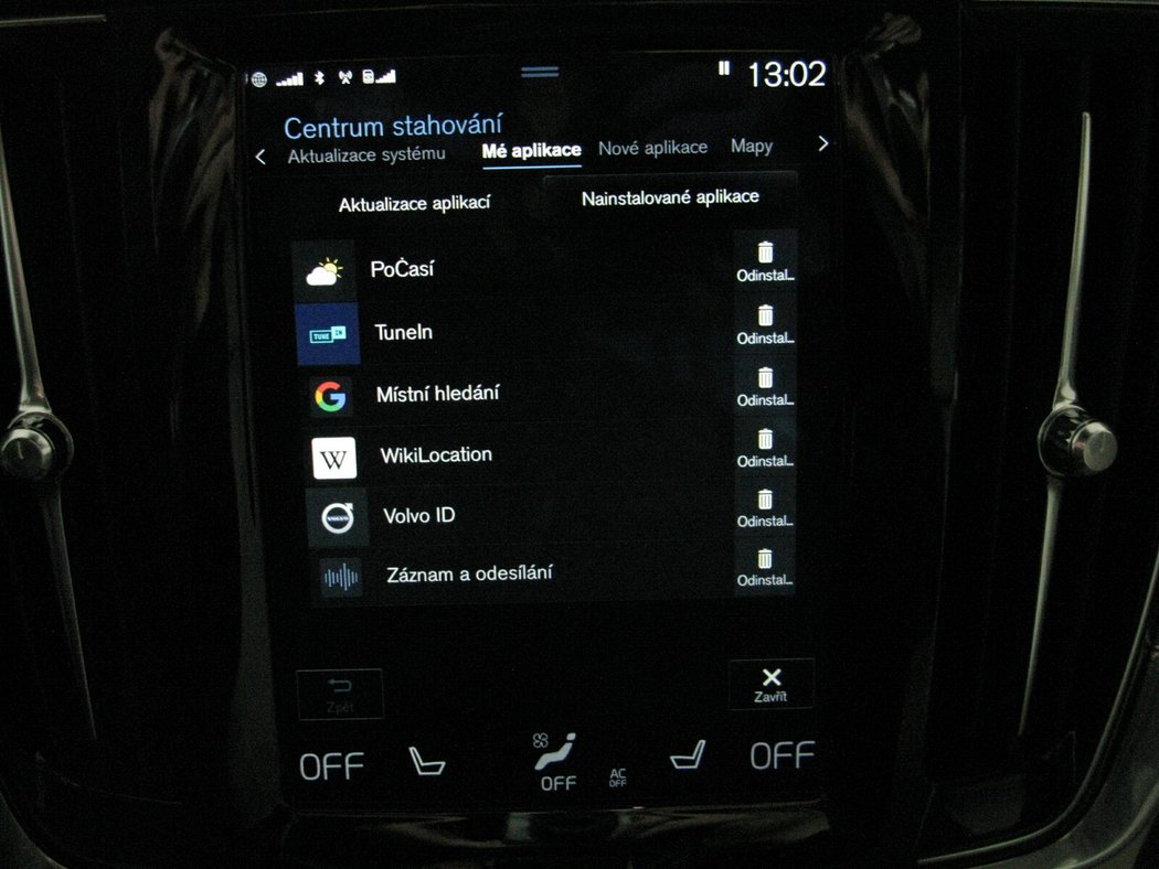 Infotainment Sensus Connect existuje ve verzi s vlastním modemem (má-li nadstavbu Volvo On Call), i bez něj. Bezplatné aktualizace map byste tu měli mít vždy, jen pozor na to, že umí spotřebovat i několik GB místa. Za integraci Apple CarPlay/Android Auto se u prvních ročníků ještě připlácelo. Různé zamrzání a vrtochy systému se paradoxně objevují spíše u nejmladších vozů.