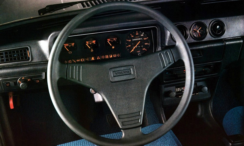 Všechny ručkové přístroje před volantem byly Značky Smith. Později přešlo Volvo na přístroje VDO.