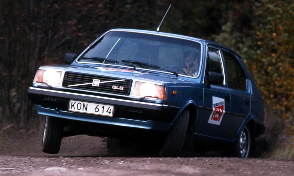 Volvo 345 GLS poháněl dvoulitrový čtyřválcový motor s výkonem 122 koní. Vůz měl manuální pětistupňovou převodovku.