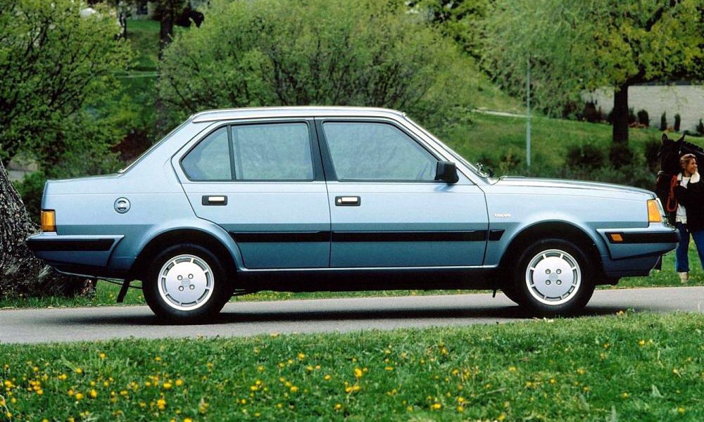 Od roku 1984 se Volvo 360 dodávalo také jako čtyřdveřový sedan se stupňovitou zádí.