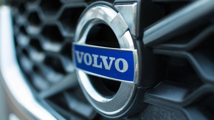 Švédskému výrobci osobních automobilů Volvo Cars ve druhém čtvrtletí klesl provozní zisk meziročně o 72,4 procenta na 800 milionů švédských korun (SEK; 1,75 miliardy korun). Švédskému výrobci osobních automobilů Volvo Cars ve druhém čtvrtletí klesl provozní zisk meziročně o 72,4 procenta na 800 milionů švédských korun (SEK; 1,75 miliardy korun).