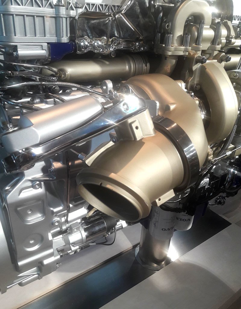 Bližší turbína slouží k získávání 300 N.m točivého momentu motoru z výfukových plynů