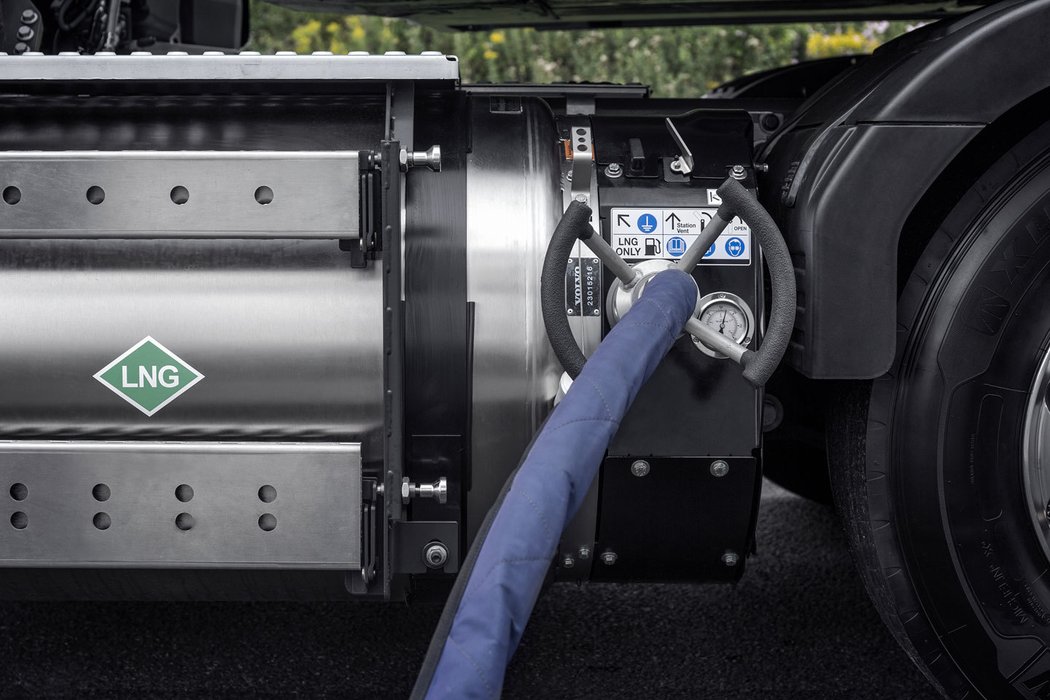 Volvo používá unikátní jednohadicoý systém plnění LNG, proti dvouhadicovému šetří čas
