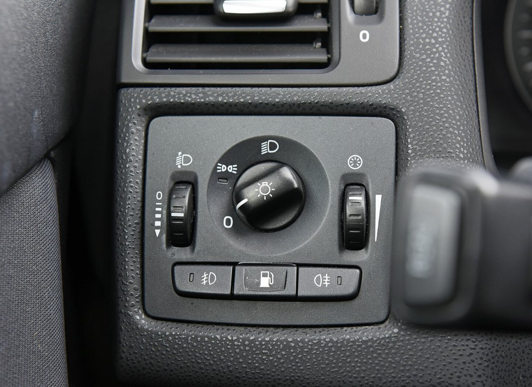 Ovladače osvětlení a seřízení sklonu jsou soustředěny nalevo od volantu. Škoda že se reflektory nespouštějí automaticky.
