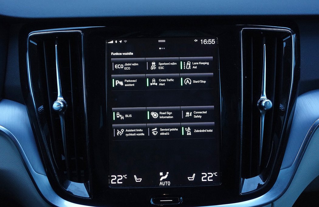 Už tento starší systém Sensus zavedl přehledně strukturované menu, v němž všechny důležité komfortní a asistenční funkce obsloužíte z jednoho „listu“. Pro vzdálený monitoring je určena mobilní aplikace Volvo Cars, která zajímavější funkce přináší spíš jen majitelům plug-in hybridů.