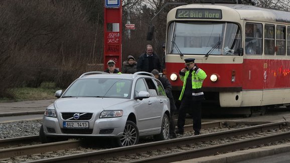 Video: Tramvaj v Praze vytahovala z kolejiště uvízlé Volvo