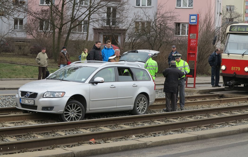 Tramvaj v Praze vytahovala z kolejiště uvízlé Volvo