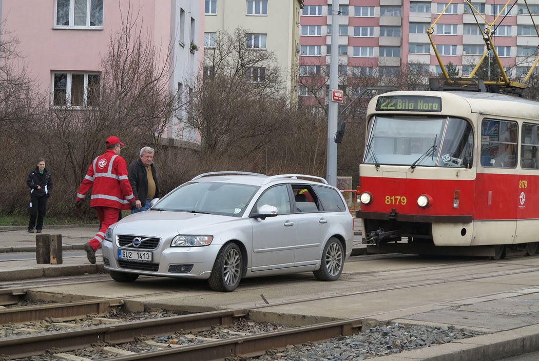 Tramvaj v Praze vytahovala z kolejiště uvízlé Volvo